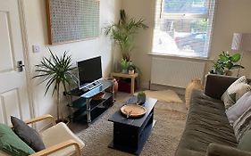 35 Mins To Central London. 3 Bedrooms. 2 Bathrooms With Garden